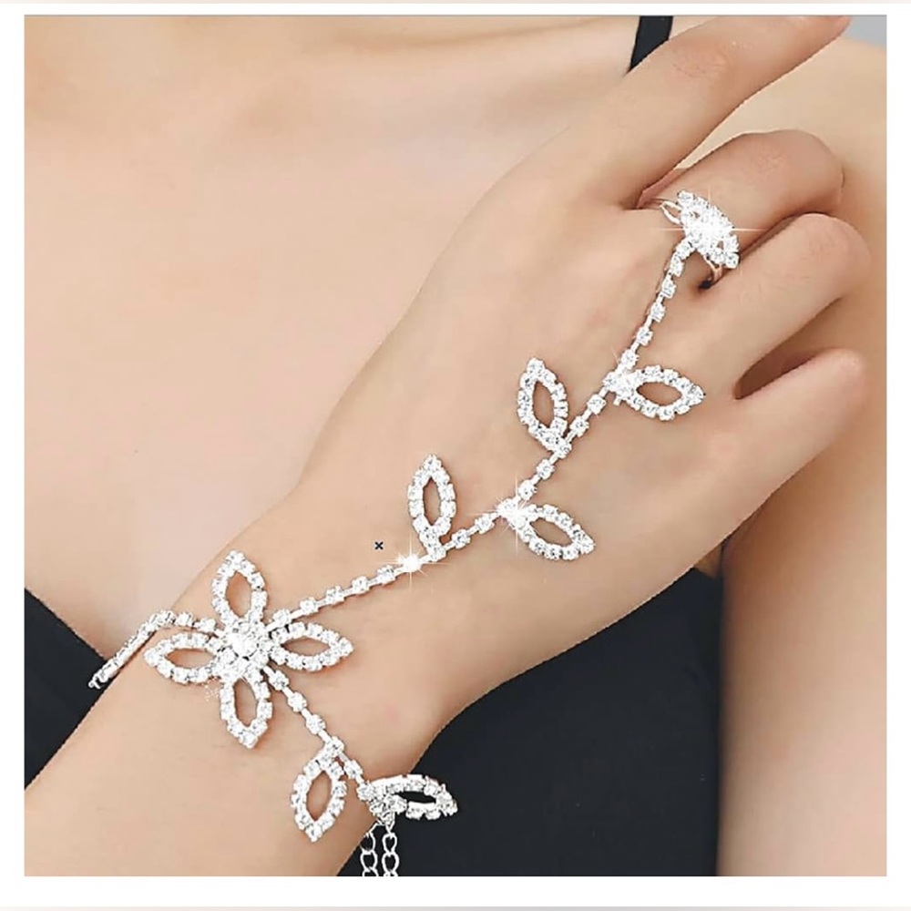 NIP Leaf ring bracelet. Made of alloy/rhinestone, superb electroplating process💍